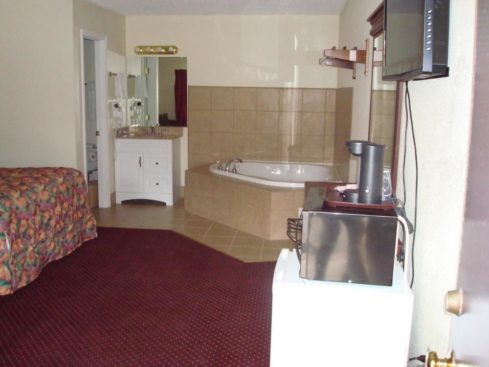 The Whispering Pines Motel- Whitestone Motel