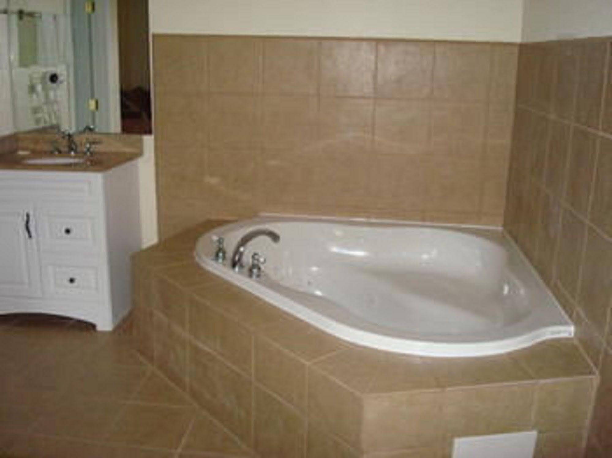 The Whispering Pines Motel- Whitestone Motel White Stone