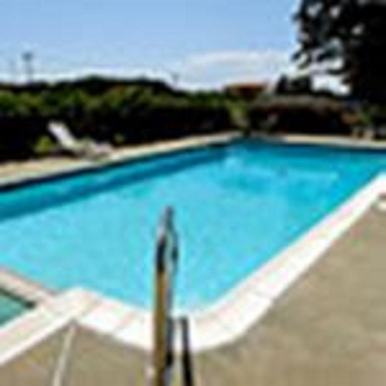 The Whispering Pines Motel- Whitestone 2*