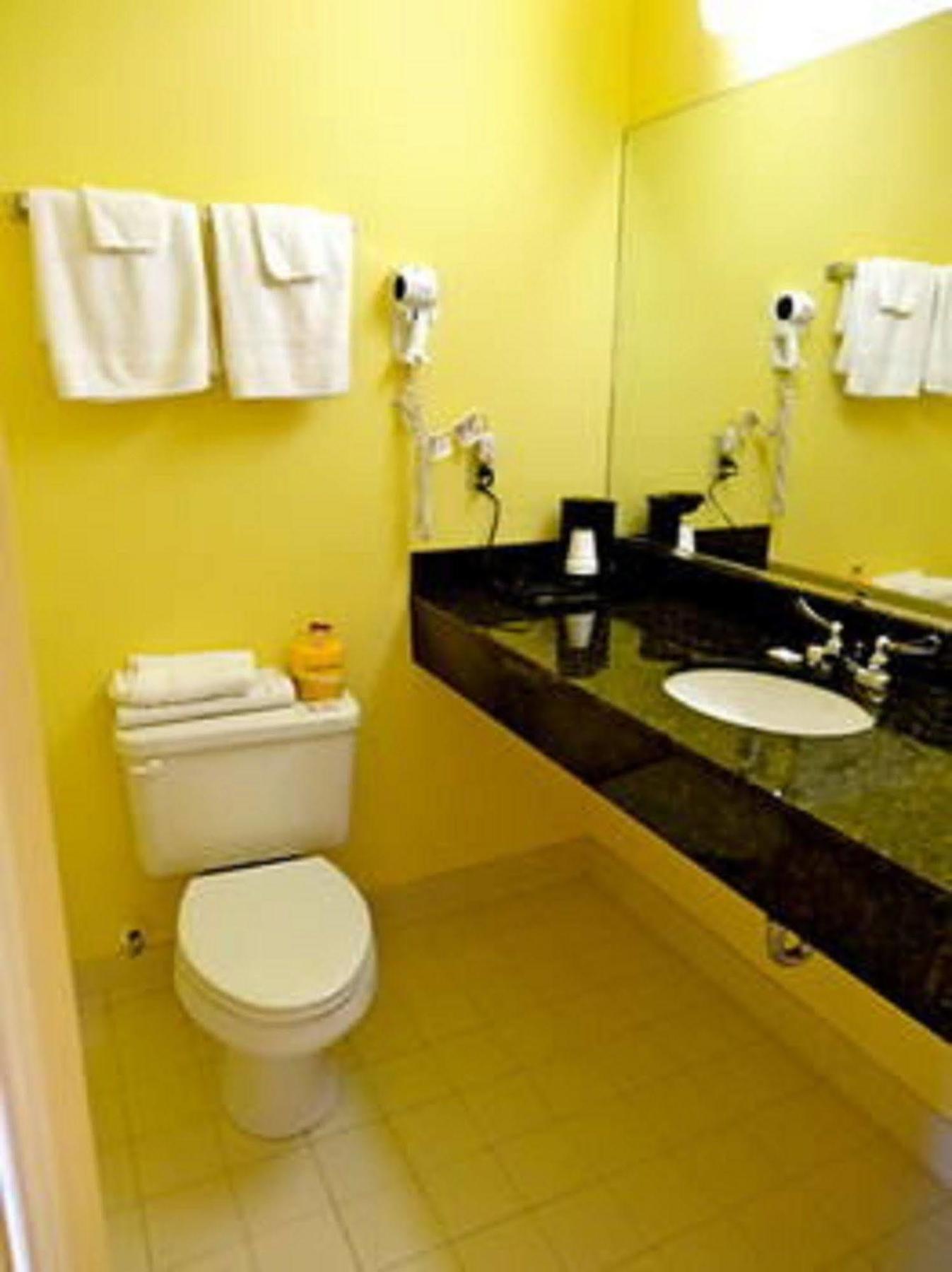 The Whispering Pines Motel- Whitestone Motel